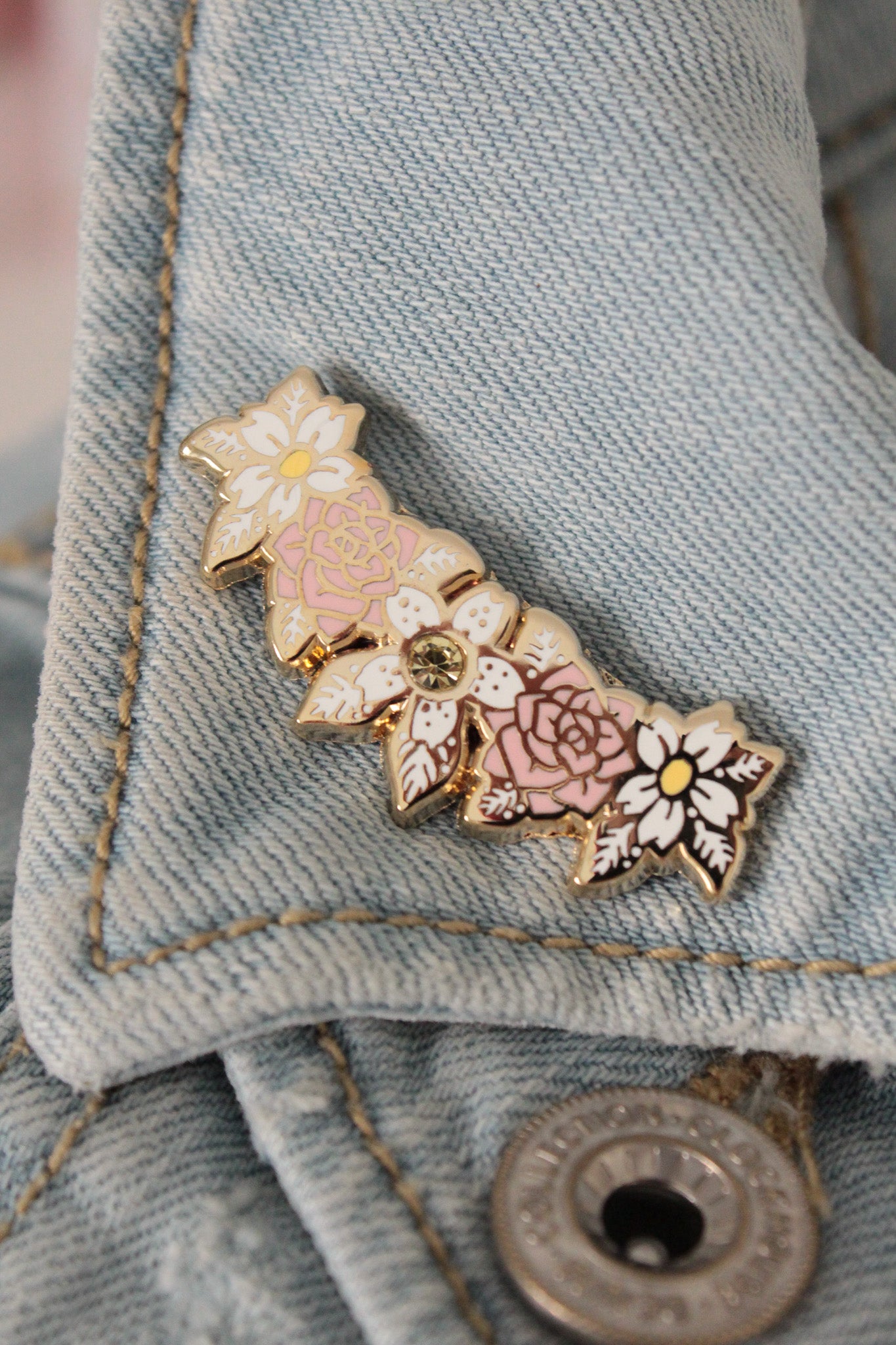 Blooming Beauty: Floral Wreath Enamel Pin - Elegant accessory for shirts, blouses, jackets and more! - Charenji