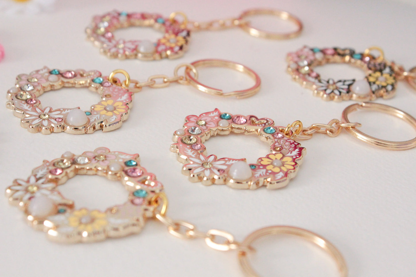 Golden Bloom: Round Floral Wreath Keychain with Rhinestones - Glamorous Nature-inspired Accessory - Charenji