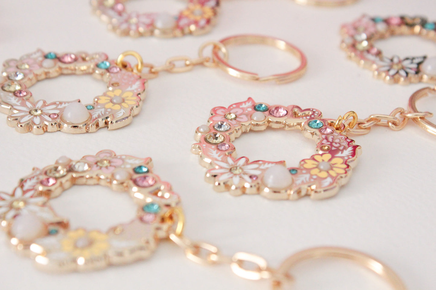 Golden Bloom: Round Floral Wreath Keychain with Rhinestones - Glamorous Nature-inspired Accessory - Charenji