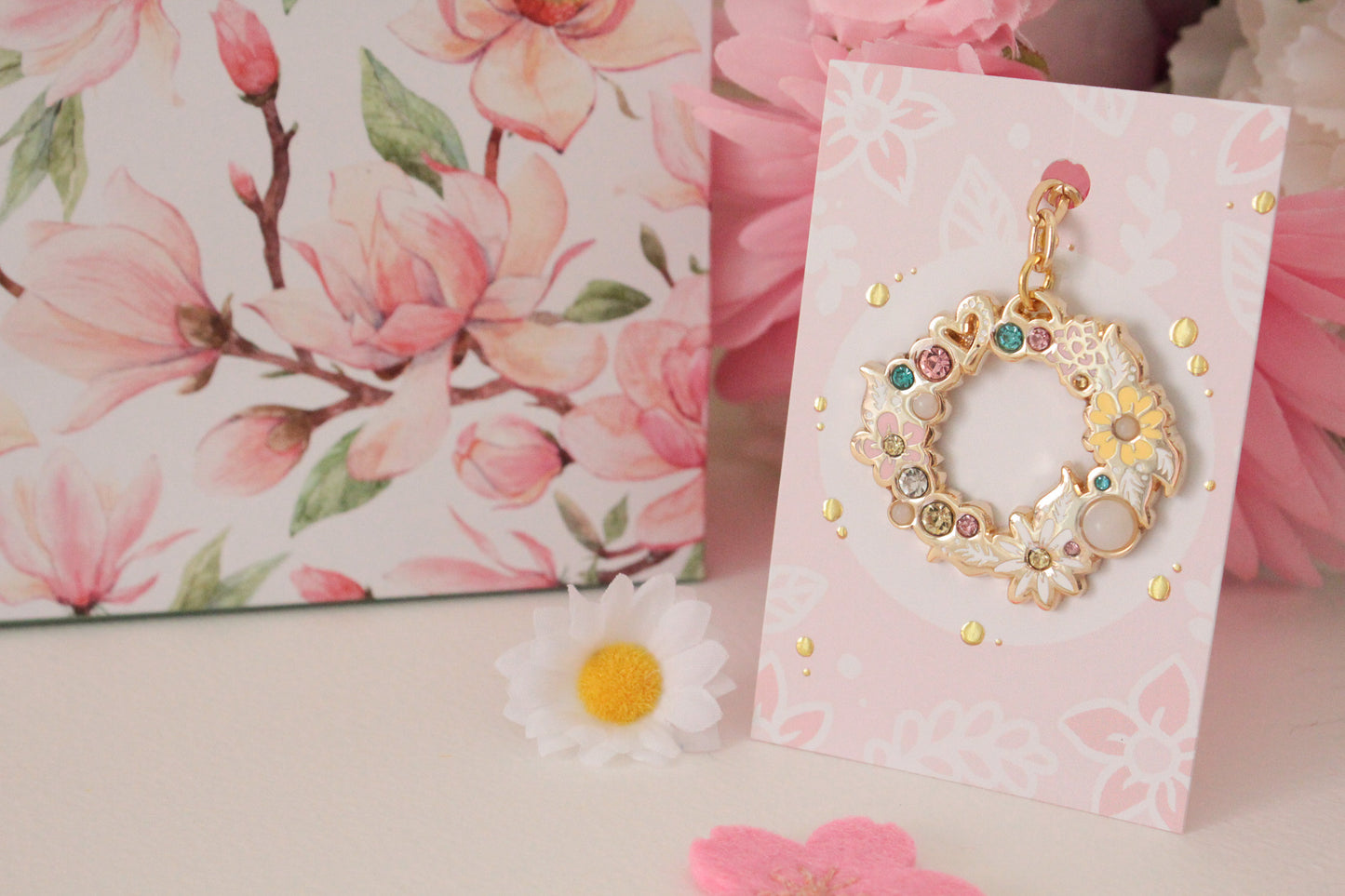 Golden Bloom: Round Floral Wreath Keychain with Rhinestones - Glamorous Nature-inspired Accessory - Charenji