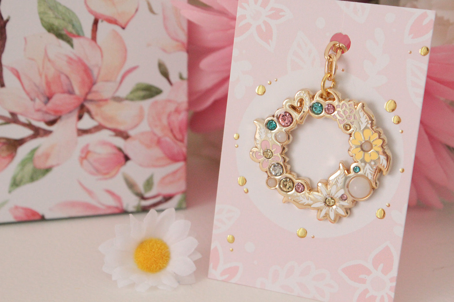 Golden Bloom: Round Floral Wreath Keychain with Rhinestones - Glamorous Nature-inspired Accessory - Charenji