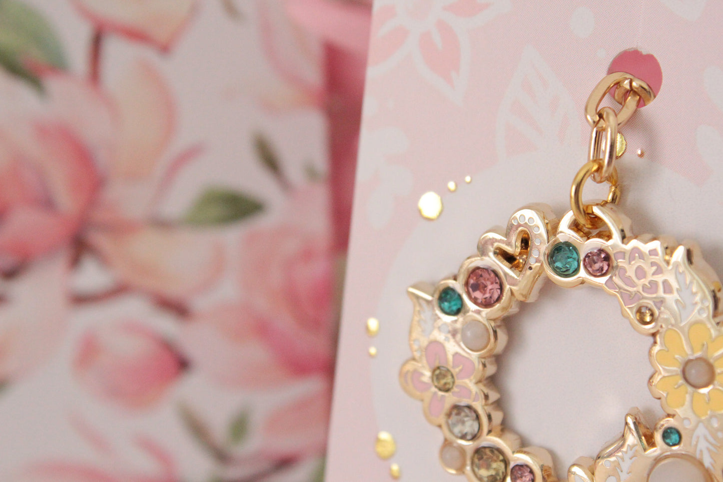 Golden Bloom: Round Floral Wreath Keychain with Rhinestones - Glamorous Nature-inspired Accessory - Charenji