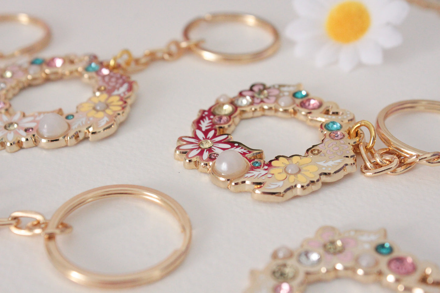 Golden Bloom: Round Floral Wreath Keychain with Rhinestones - Glamorous Nature-inspired Accessory - Charenji