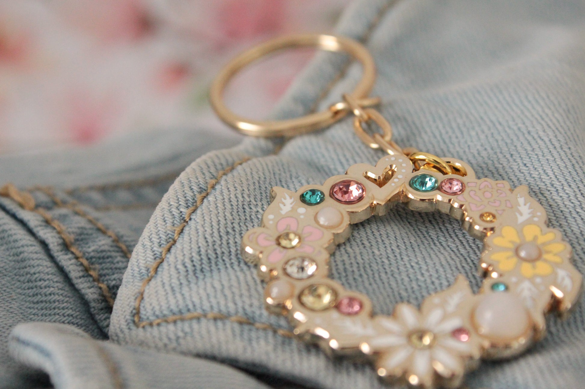 Golden Bloom: Round Floral Wreath Keychain with Rhinestones - Glamorous Nature-inspired Accessory - Charenji