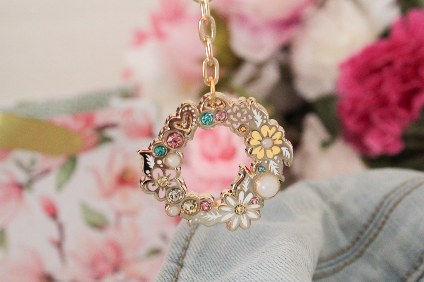 Golden Bloom: Round Floral Wreath Keychain with Rhinestones - Glamorous Nature-inspired Accessory - Charenji