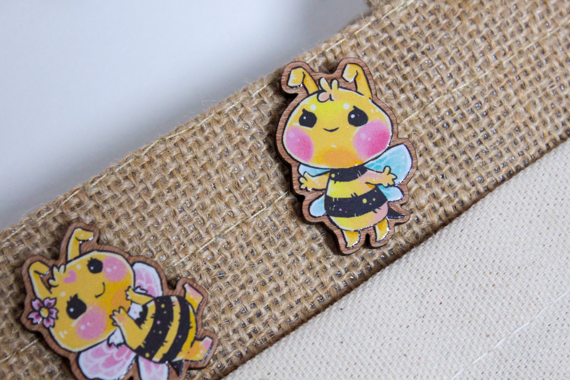 Bee Wooden Pin with Inspirational Quote - Free Hugs - Cute 3 cm Bee Motif Pins - Charenji