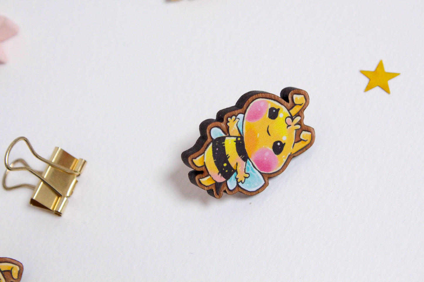 Bee Wooden Pin with Inspirational Quote - Free Hugs - Cute 3 cm Bee Motif Pins - Charenji