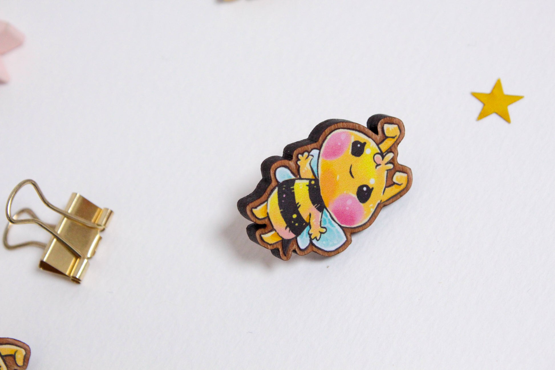 Bee Wooden Pin with Inspirational Quote - Free Hugs - Cute 3 cm Bee Motif Pins - Charenji