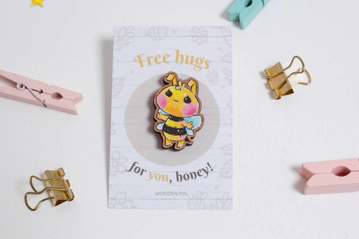 Bee Wooden Pin with Inspirational Quote - Free Hugs - Cute 3 cm Bee Motif Pins - Charenji