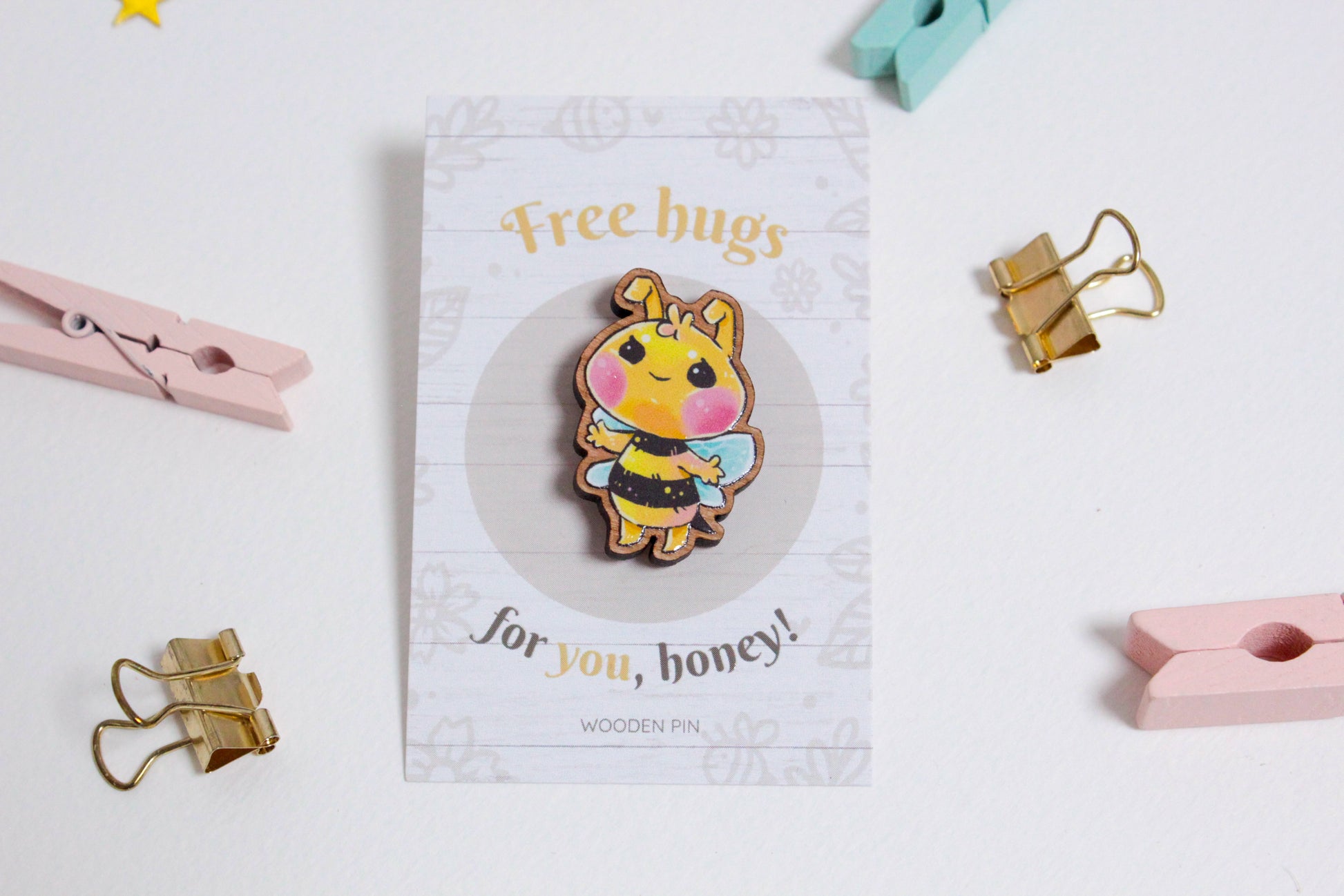 Bee Wooden Pin with Inspirational Quote - Free Hugs - Cute 3 cm Bee Motif Pins - Charenji